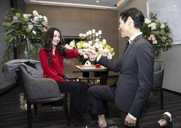 与“向佐求婚郭碧婷”一同上热搜的“郭碧婷钻戒” 到底是何方神圣？