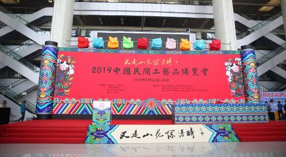 大型雕刻画《丝绸之路》系列亮相2019民博会